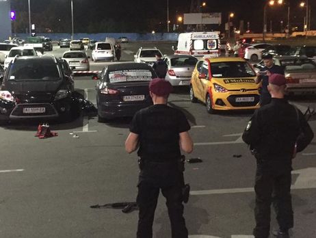 Возле торгового центра в Киеве расстреляли человека