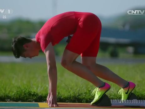 Китайский бегун обогнал истребитель на стометровке. Видео