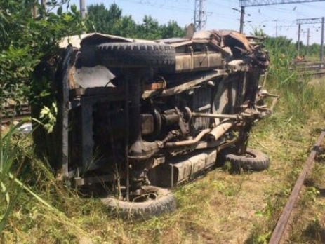 В РФ поезд снес автомобиль спустя несколько секунд после того, как из него выскочил водитель. Видео