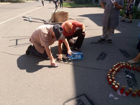 Журналист: Не успела разойтись акция памяти Шеремета, как под МВД дворники с тряпками начали отмывать надписи 