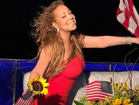 Мэрайя Кэри продемонстрировала формы в блестящем комбидрессе