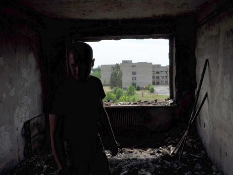 ﻿У штабі АТО показали наслідки обстрілу терористами житлових кварталів Красногорівки. Фоторепортаж