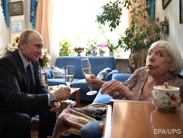 Путин приехал к правозащитнице Алексеевой, чтобы поздравить ее с 90-летием