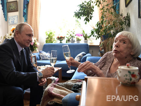 Путин приехал к правозащитнице Алексеевой, чтобы поздравить ее с 90-летием
