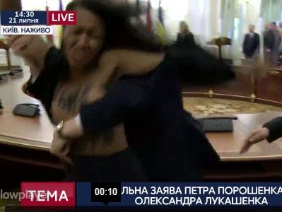 ﻿На брифінгу Лукашенка і Порошенка дівчина оголила груди з криками "Жыве Беларусь"