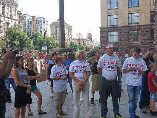 Объявившие голодовку против строительства АЗС в Киеве едят фастфуд – активист