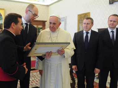 Яценюк поблагодарил Папу Римского за солидарность с украинцами. Фоторепортаж
