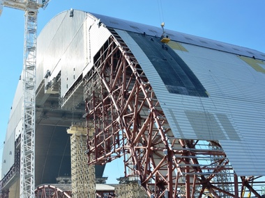 На Чернобыльской АЭС начали поднимать западную часть новой арки