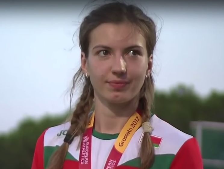 ﻿Білоруська легкоатлетка зійшла із п'єдесталу через помилку з гімном її країни. Відео