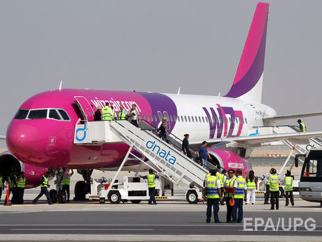 ﻿Пасажир літака, що летів до Лондона, у польоті намагався відчинити двері 