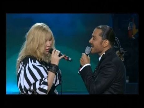 Билык вместе со своим мужем спела песню 