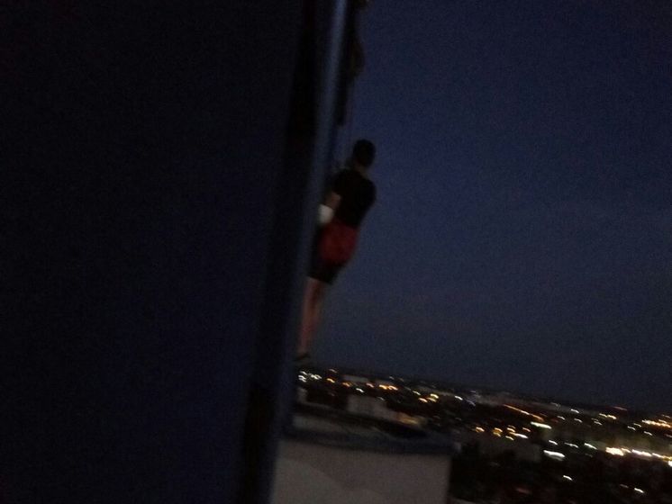 ﻿У Києві рятувальники зняли з балкона 22-го поверху чоловіка, який заліз туди, щоб "сфотографувати світанок"
