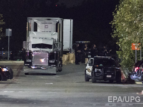 ﻿Кількість загиблих нелегалів у вантажівці на парковці в Техасі сягнула 10 осіб