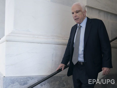 ﻿Маккейн повернувся в Сенат США під оплески колег. Відео