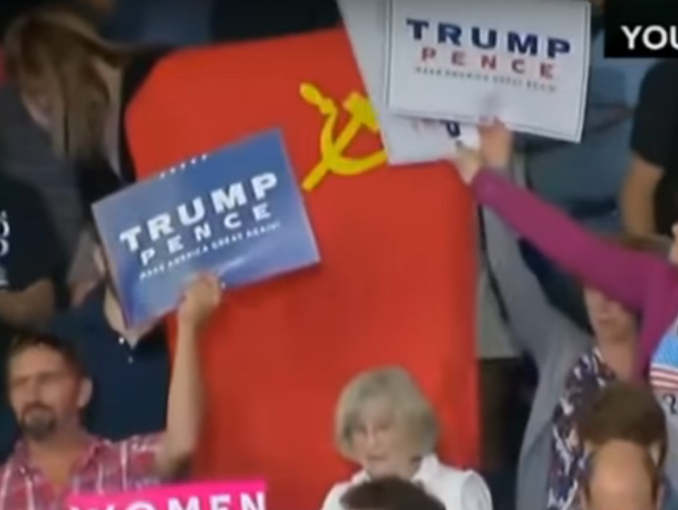﻿"Б′юся об заклад, його матуся голосувала за нас". Під час виступу Трампа в Огайо чоловік розгорнув прапор СРСР. Відео