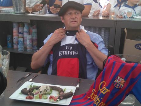 Мэр французского города выполнил обещание съесть крысу после поражения ПСЖ от 