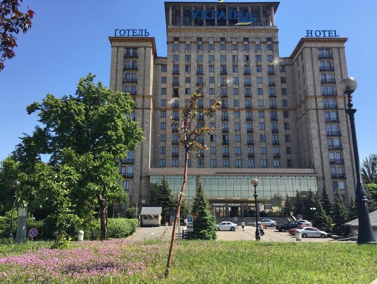 ﻿У центрі Києва з готелю "Україна" евакуювали людей через повідомлення про замінування