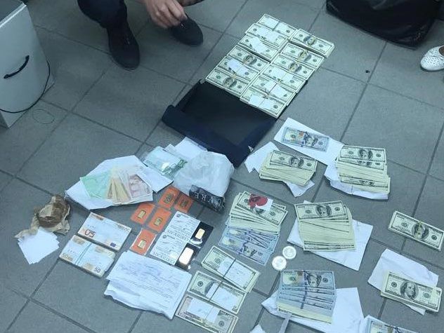 ﻿У чиновника "Укрзалізниці", підозрюваного у хабарництві, знайшли $220 тис. і сім золотих зливків – прокуратура