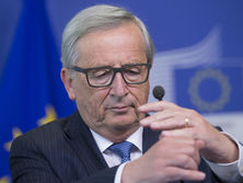 Юнкер сбросил телефонный звонок Меркель, решив, что звонит жена. Видео