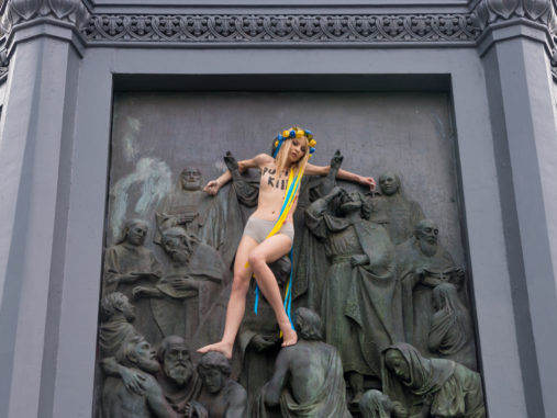 ﻿У Києві активістка Femen провела акцію протесту, оголивши груди біля пам'ятника Володимиру