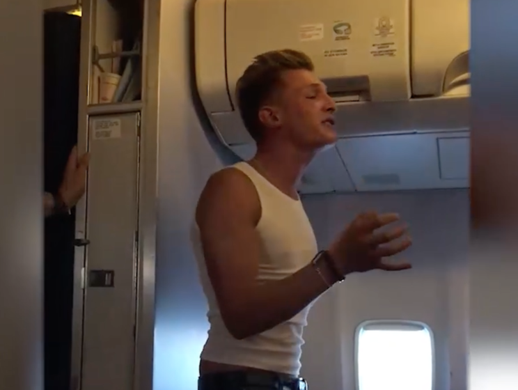 ﻿Пасажира авіарейсу Москва – Барселона побили за слова "найбільше лайно – це російські люди!" Відео