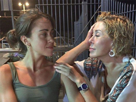 Дочь Успенской продемонстрировала объятия с женихом