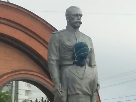 ﻿Житель Новосибірська із сокирою атакував пам'ятник Миколі II та цесаревичу Олексію