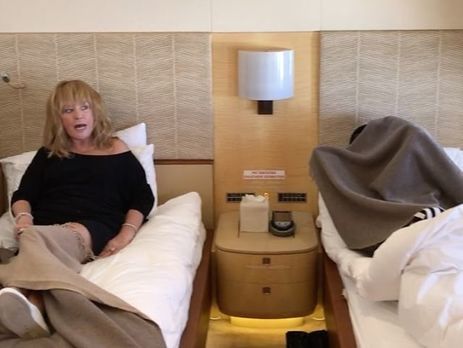 Пугачева, не вставая с постели, запела на борту самолета