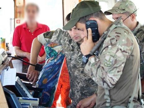 В Одесской области пограничники задержали иностранное судно за заход в порты Крыма. Видео