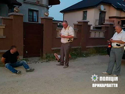 Полиция Ивано-Франковска задержала злоумышленника, расстрелявшего машину предпринимателя
