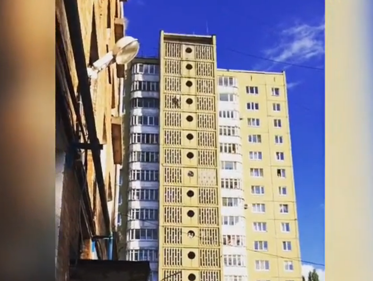 ﻿У Пермі невідомий спустився фасадом 16-поверхового житлового будинку без страховки. Відео