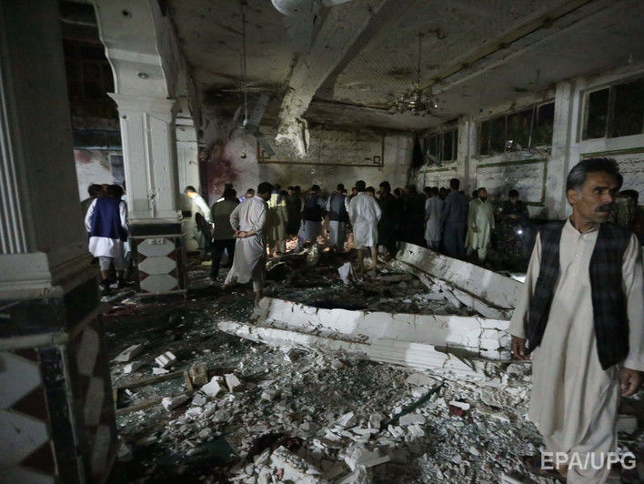 В Афганистане в результате взрыва в мечети погибло по меньшей мере 30 человек