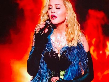 Мадонна показала, как ее приемные дочери-близнецы спят в обнимку с ней