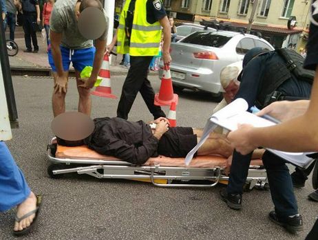 ﻿У Дніпрі водій відкрив стрілянину по чоловікові, який під впливом наркотиків стрибав на капоті його авто