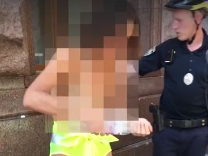 Патрульные вызвали бригаду скорой психиатрической помощи для гуляющей по Киеву обнаженной женщины