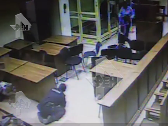 Опубликована запись с камер наблюдения перестрелки полицейских с "бандой ГТА" в Московском областном суде. Видео