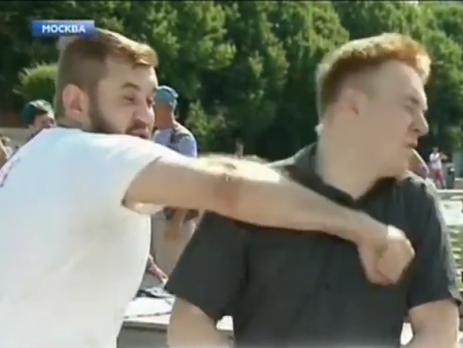 ﻿Напад на кореспондента НТВ у День ВДВ породив у соцмережах серію коубів і фотожаб