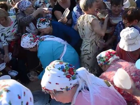 В российском Ижевске в очереди за бесплатной кашей началась давка. Видео