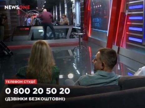 ﻿Телеведучий Вересень хлюпнув водою в обличчя політологу Семченку під час прямого ефіру. Відео