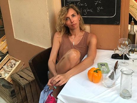 49-летняя Светлана Бондарчук в купальнике позировала лежа