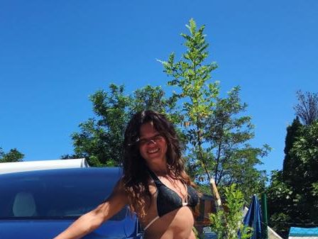 Руслана в купальнике позировала на фоне автомобиля