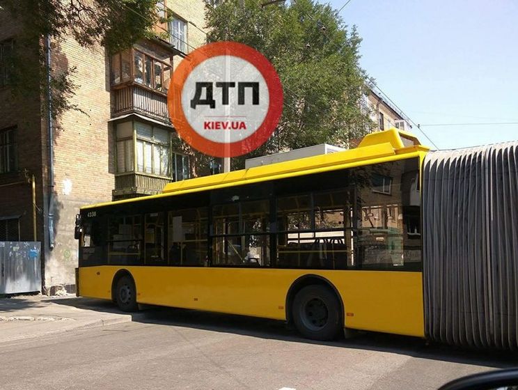 В Киеве троллейбус въехал в стену жилого дома