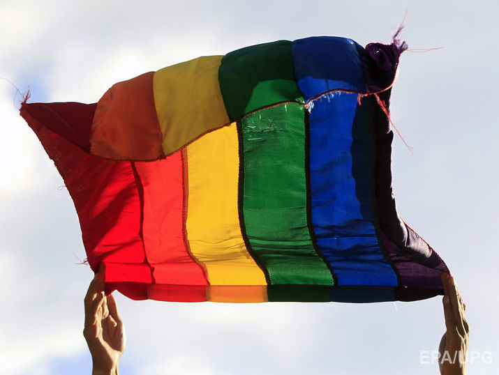 Возле британского министерства по делам Северной Ирландии вывесили ЛГБТ-флаг в связи с проведением гей-прайда в Белфасте