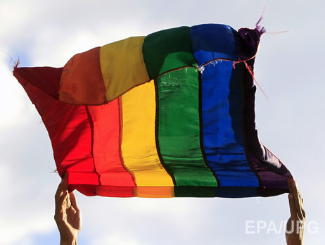 Возле британского министерства по делам Северной Ирландии вывесили ЛГБТ-флаг в связи с проведением гей-прайда в Белфасте
