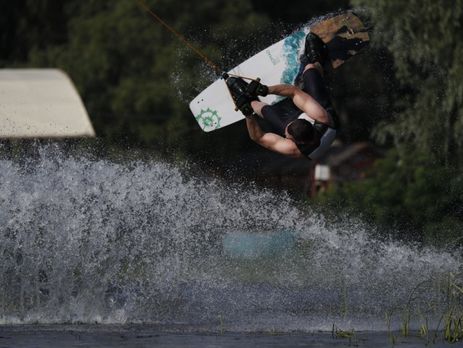 Кличко: К моим утренним тренировкам добавился вейкбординг. Очень бодрит. Видео