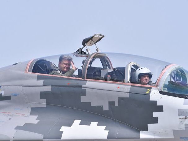Порошенко осуществил полет на истребителе МиГ-29 на месте второго пилота. Видео