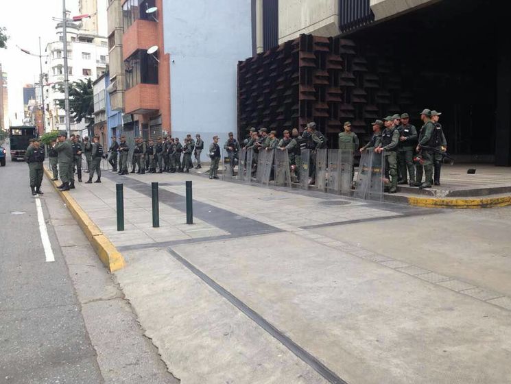 Военные окружили здание генпрокуратуры Венесуэлы
