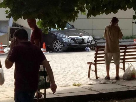 В Харькове автомобиль врезался в остановку, есть погибший