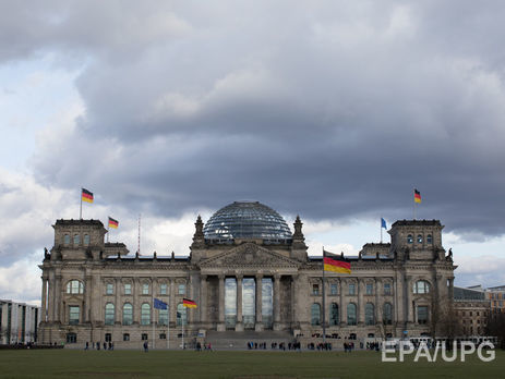 Возле Рейхстага за нацистские жесты задержали двух граждан Китая