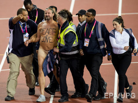 Перед стартом Болта на чемпионате мира по легкой атлетике на дорожку выбежал голый стрикер. Видео